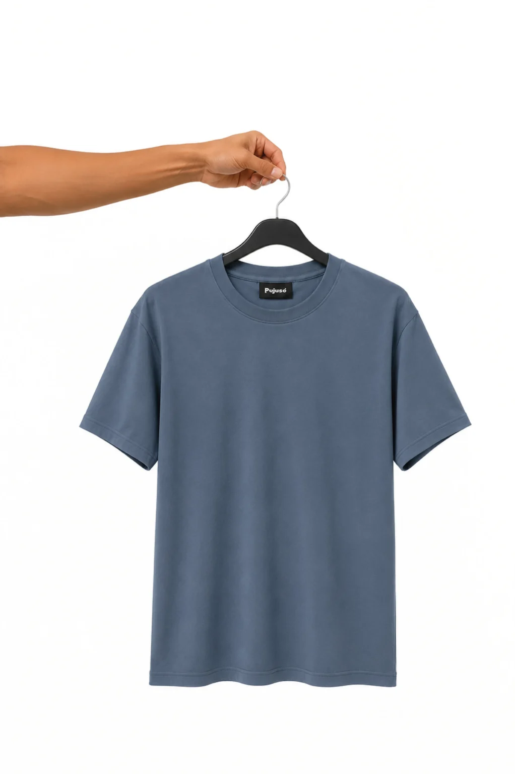 remera básica polera cuello redondo 100% algodón peruano color azul cálido pujusó industria boliviana hecho en santa cruz de la sierra bolivia calidad premium colgada