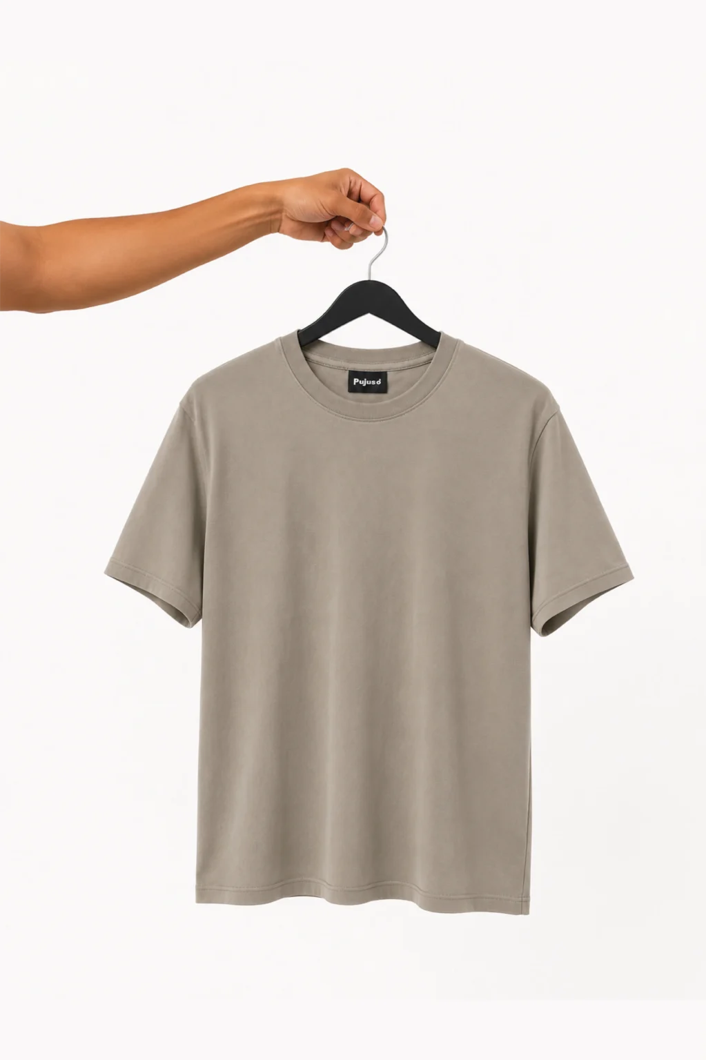 remera básica polera cuello redondo 100% algodón peruano color gris cálido pujusó industria boliviana hecho en santa cruz de la sierra bolivia calidad premium colgada