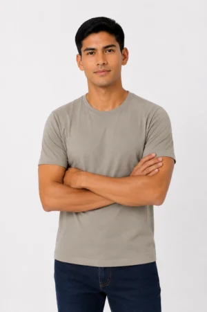 remera básica polera cuello redondo 100% algodón peruano color gris cálido pujusó industria boliviana usada por un modelo